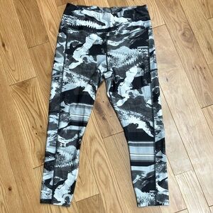 under Armor  Black and Gray abstract  Leggings XXL
